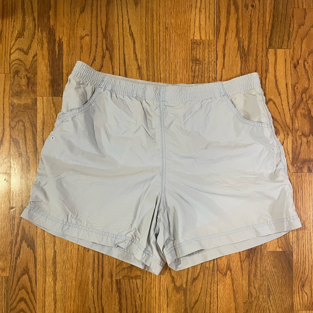 COLUMBIA womens PFG shorts, Sz M, light blue, front pockets and back zipper
